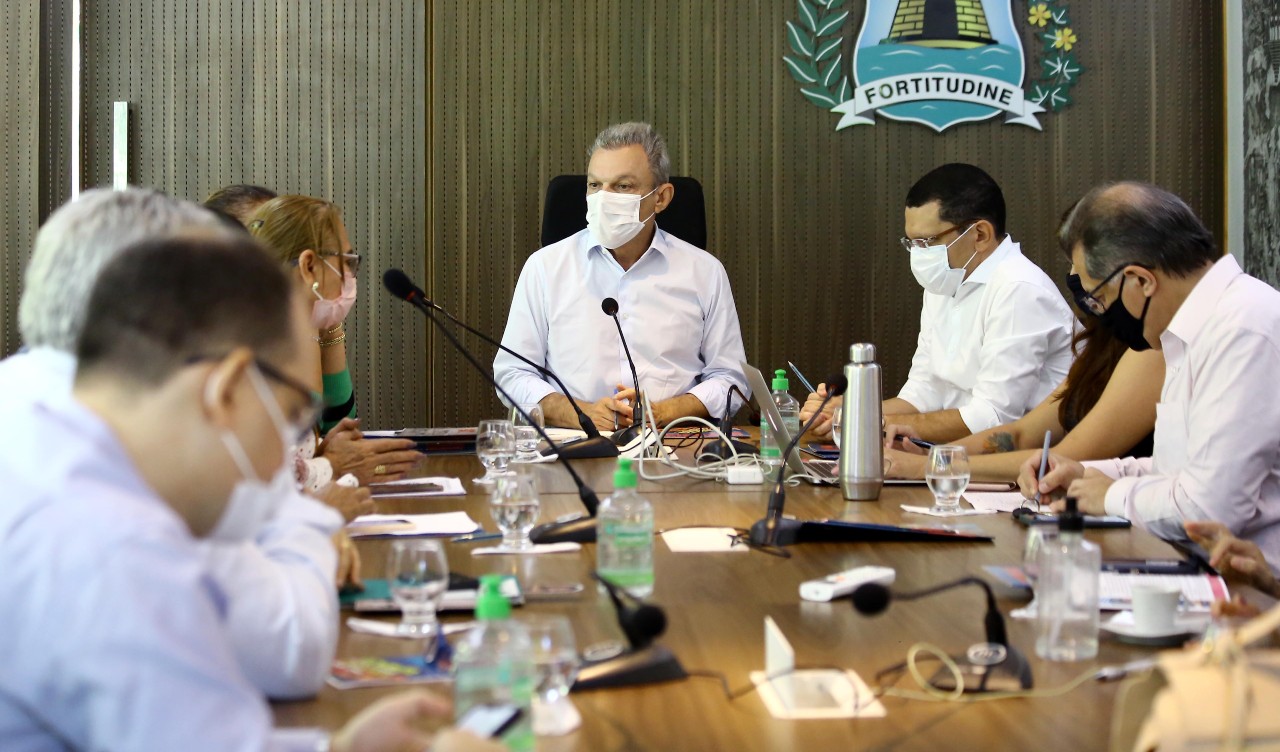 pessoas numa sala de reunião